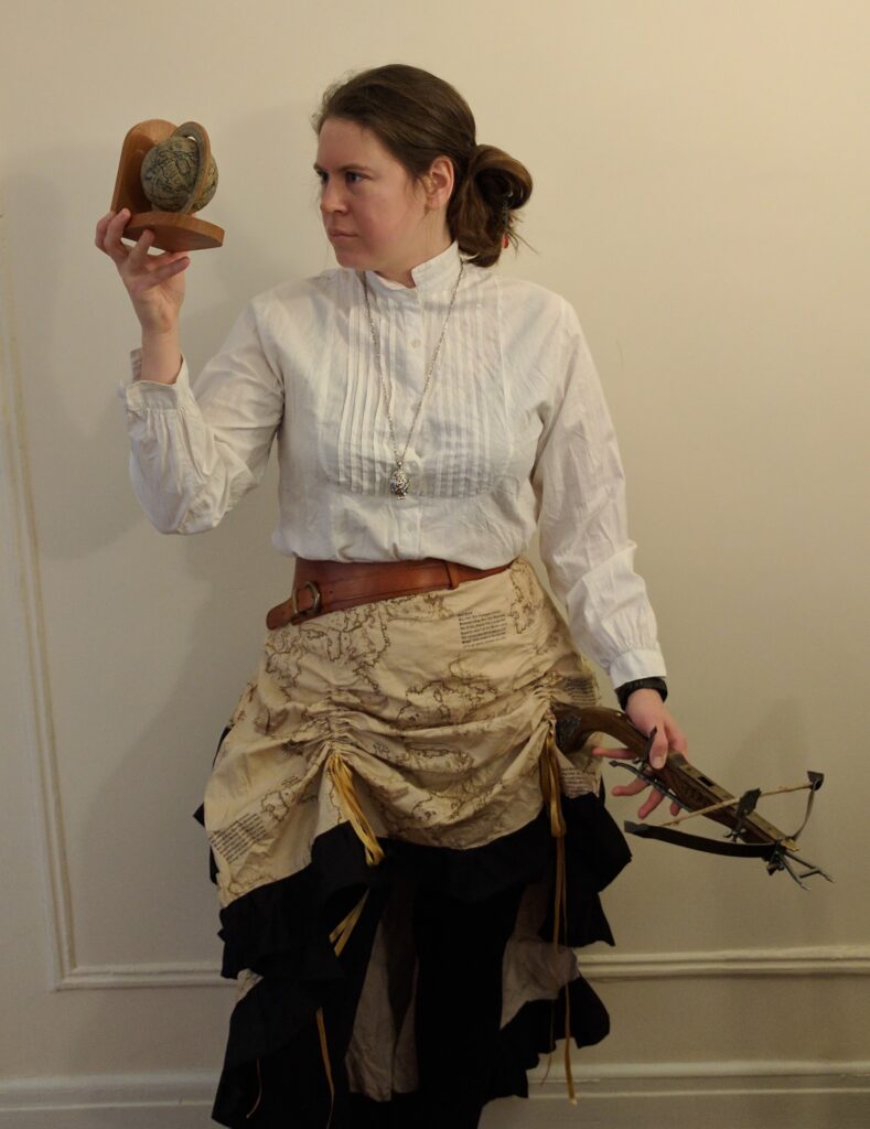Bild av karaktären Kajsa - en kvinna med 1800-talskjol och armborst.
