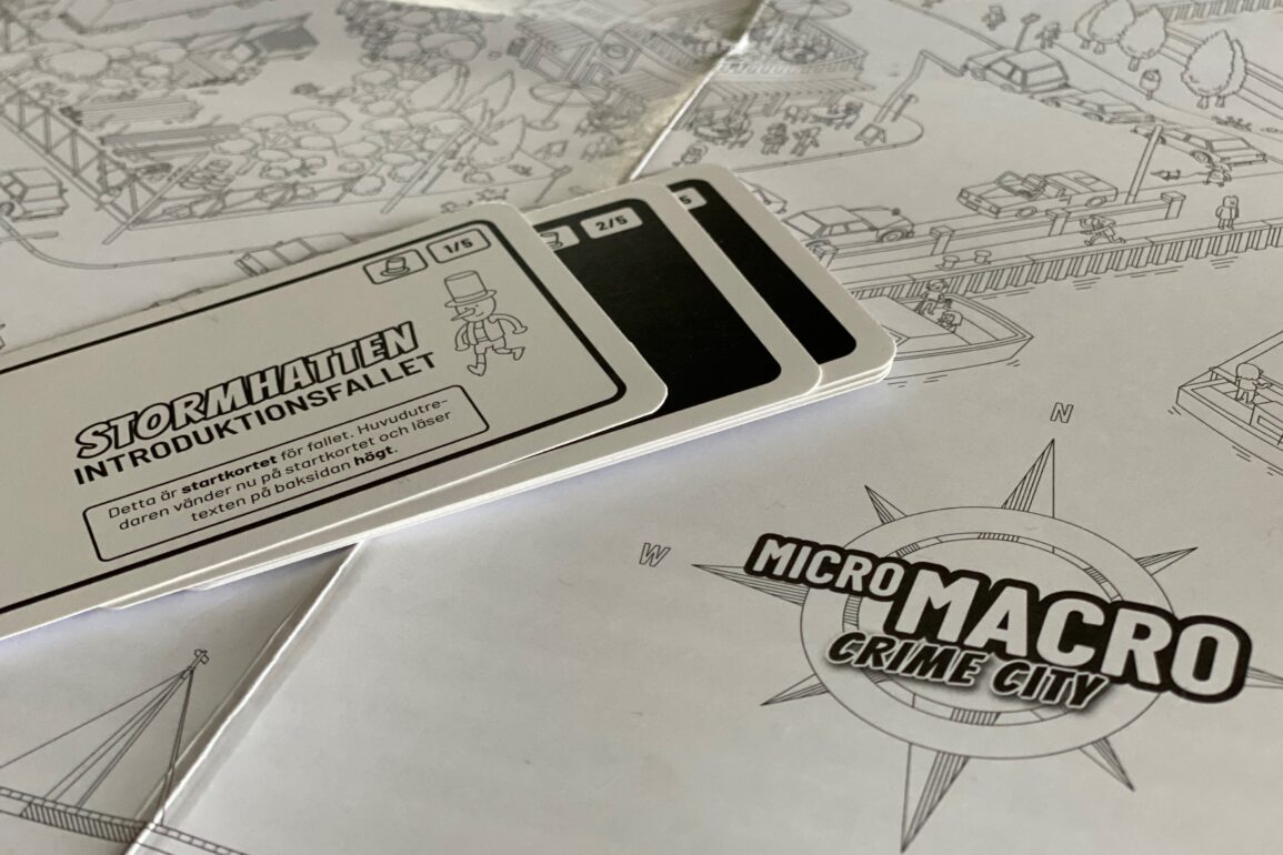 Spelet MicroMacro: Crime City. Närbild på en del av spelplanen