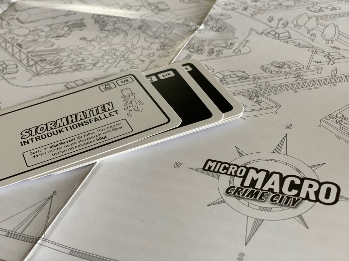Spelet MicroMacro: Crime City. Närbild på en del av spelplanen
